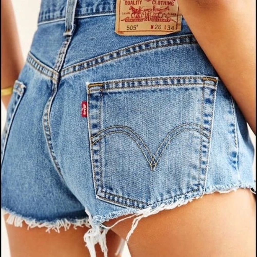 Vintage Levi’s High Waisted shorts-size 6!